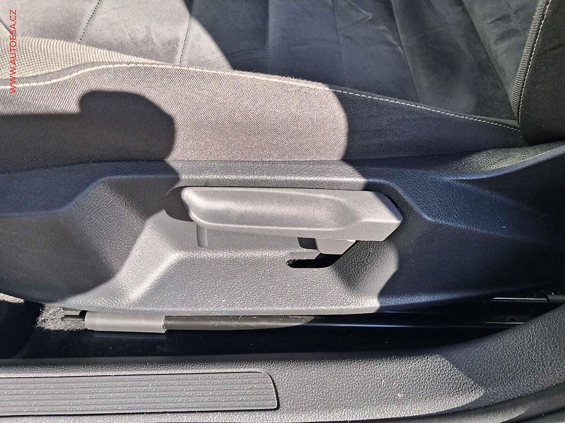 Volkswagen Golf (2017) 2.0TDi, ČR, AC, tempo, park - fotka 14 z 16