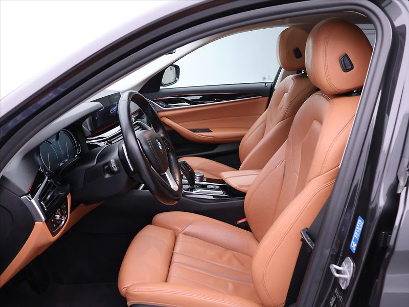 BMW Řada 5 2,0 520da 120kW Sport - fotka 13 z 38