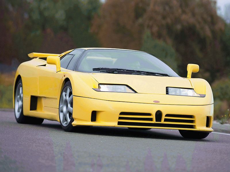 Schumacher si převzetí auta užil se zaměstnanci továrny.