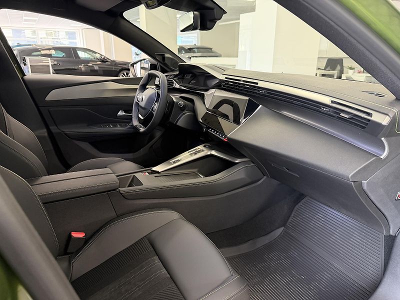 Peugeot 408 (2026) GT Plug-in HYBRID 240 e-DCS7 - fotka 29 z 33