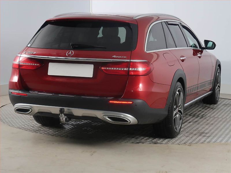 Mercedes-Benz Třídy E (2017) All-Terrain E 220 d 4MATIC - fotka 5 z 19