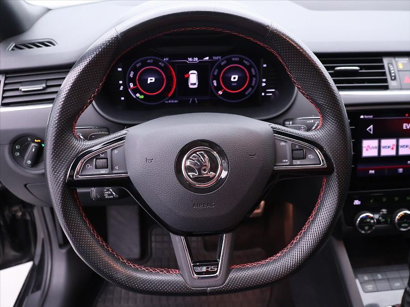 Škoda Octavia 2,0 TDI RS 4x4 DSG Virtual LED - fotka 18 z 43
