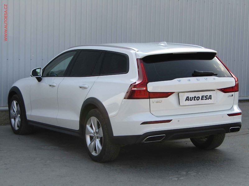 Volvo V60 (2019) 2.0 D4 4x4, Cross Country - fotka 6 z 18