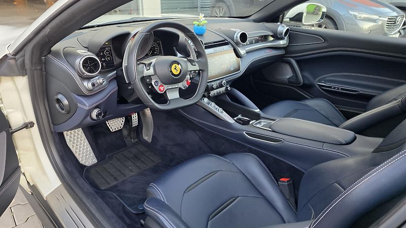 Ferrari GTC4 Lusso (2016) V12 SERVIS FERRARI - fotka 8 z 13