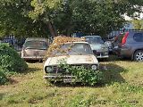 A pak pár aut, která čekají na renovaci.