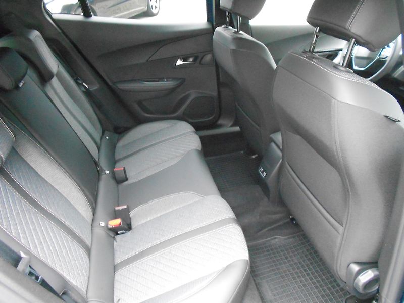 Peugeot 2008 ALLURE Elektromotor 115 kW / 1 - fotka 6 z 7