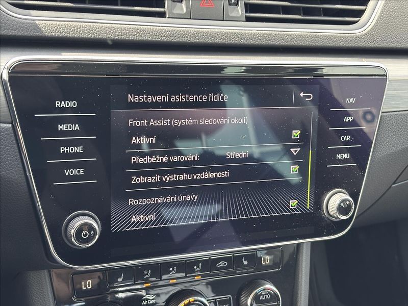 Škoda Superb 2,0 TDI 110kW Style DSG - fotka 40 z 47