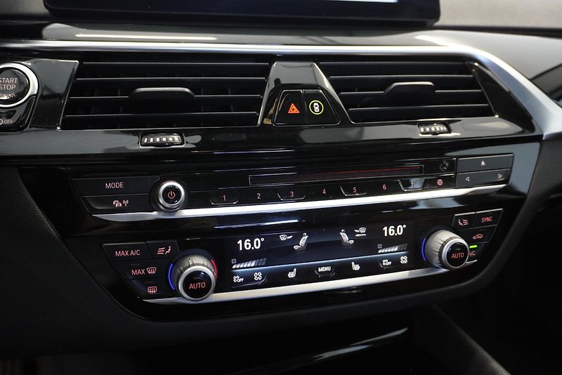 BMW Řada 5 3,0 XDRIVE AUT. - fotka 16 z 32