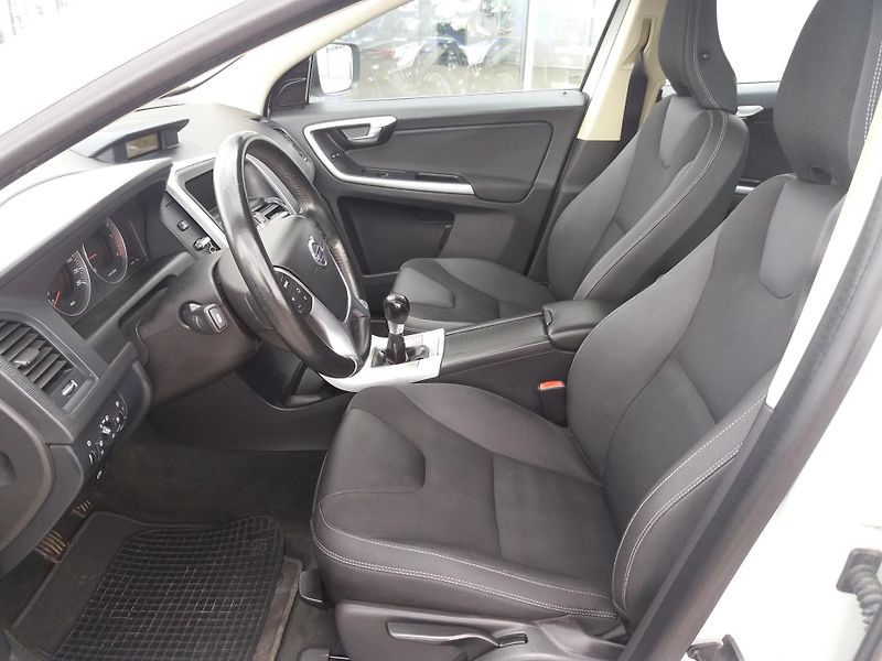 Volvo XC60 2.4D,129kW,KŮŽE ,SERVI.KNÍŽKA! - fotka 13 z 24
