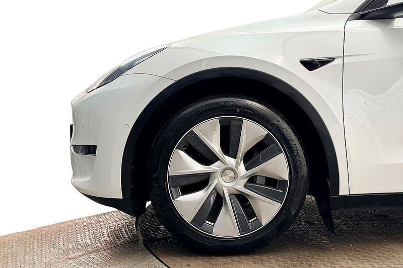 Tesla Model Y Long Range AWD - fotka 9 z 31