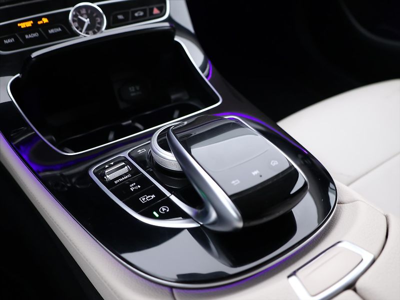 Mercedes-Benz Třídy E 2,0 300d 180kW DPH 360° Aut. - fotka 23 z 32
