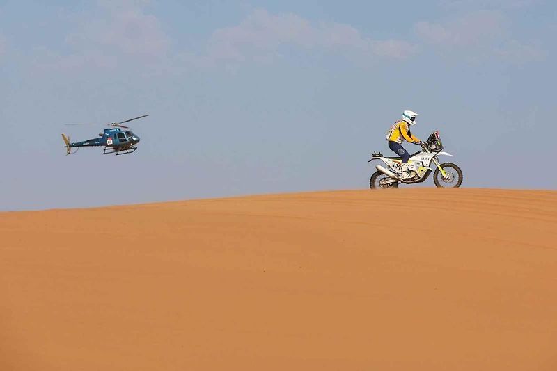 Účastníci Rallye Dakar zdolávají obrovské duny