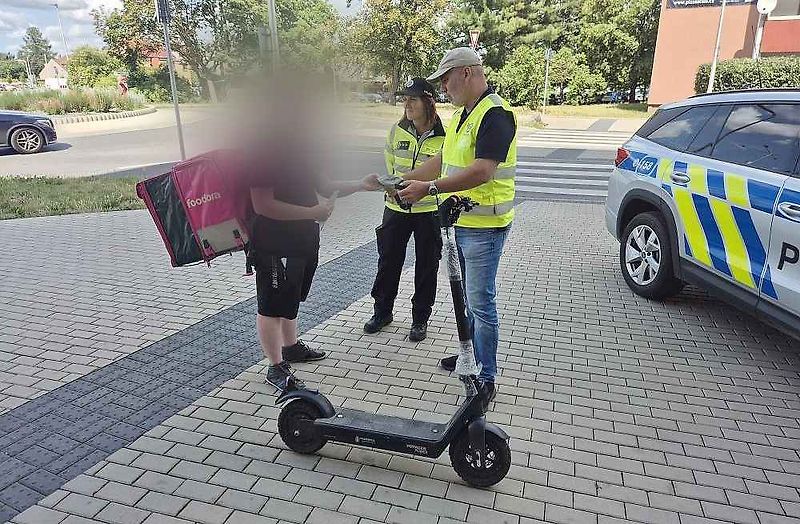Policie může při zastavení jezdce na elektrokoloběžce a kontrole požadovat řidičák.