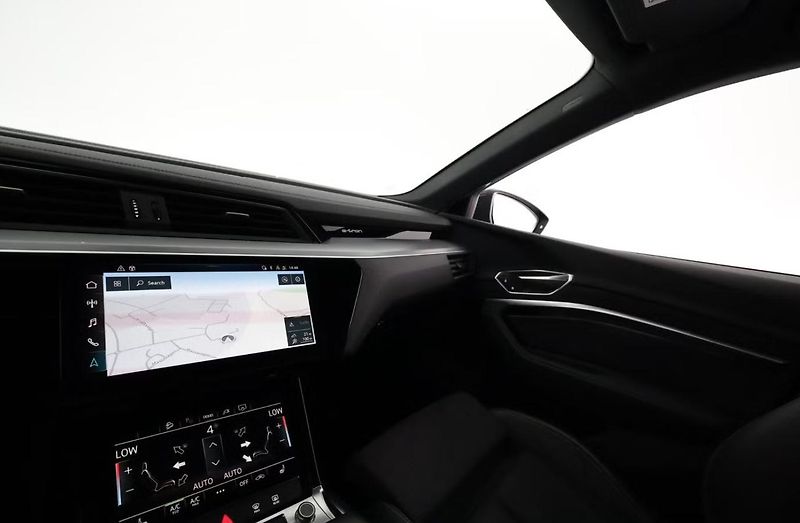 Audi Q8 e-tron 55 Quattro Kam LED Vzduch - fotka 26 z 32