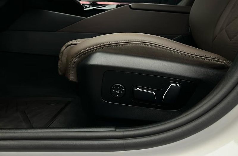BMW i5 eDrive40 Touring M Kam Tažné - fotka 18 z 26