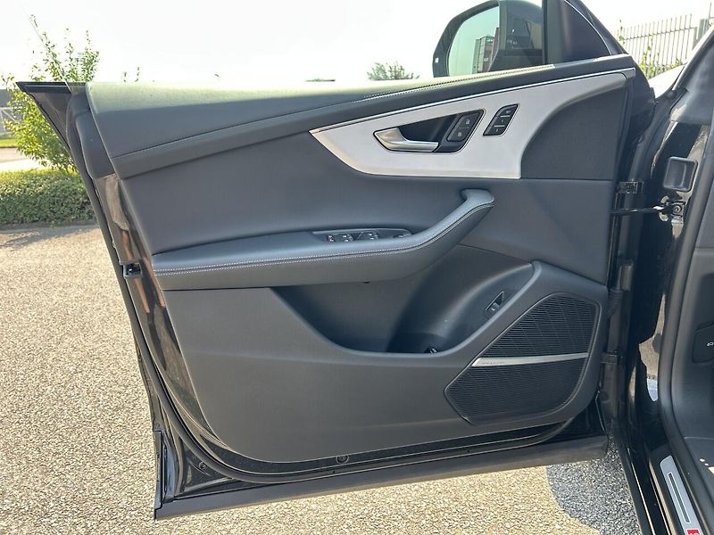 Audi Q8 50 TDI quattro ZÁRUKA - fotka 27 z 35