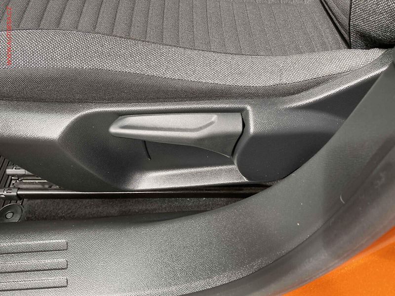 Peugeot 2008 (2021) 1.2 PT, 1.maj,ČR, Active, LED - fotka 14 z 17