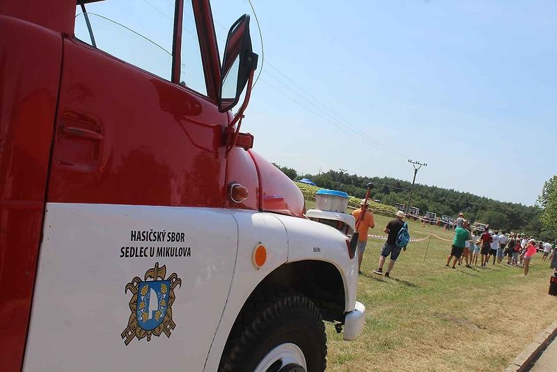 Podivínský mazec nabídl svůj třináct ročník. Jedinečná traktoriáda na Břeclavsku lákala poslední červencovou sobotu na spanilou jízdu, závody i přehlídku několika veteránů.