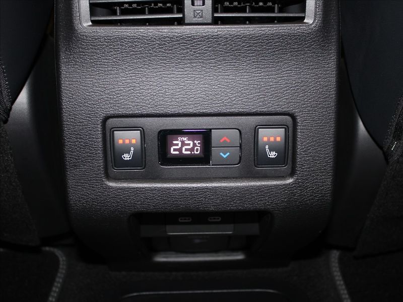 Mitsubishi Outlander 2,4 PHEV AWD Instyle 12tkm! - fotka 27 z 31