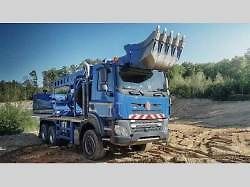 Tatra Force 8x8 – vozidlo pro přepravu potrubí.