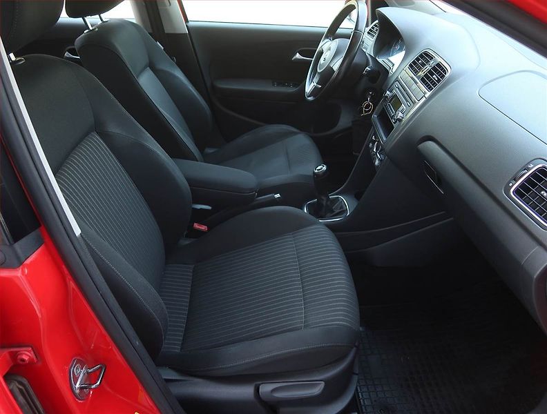 Volkswagen Polo (2010) Highline 1.4 - fotka 9 z 15