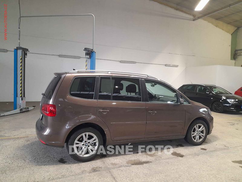 Volkswagen Touran (2014) 2.0TDi, AC, park.čidla - fotka 2 z 3