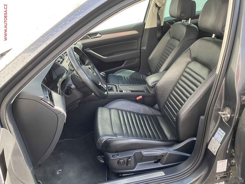 Volkswagen Passat (2016) 2.0 TDi, Highline, panor - fotka 9 z 20