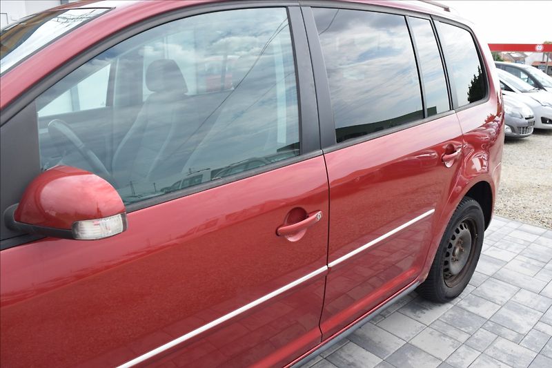 Volkswagen Touran 1,9 TDI 77KW AUTOMAT PO STK - fotka 8 z 46