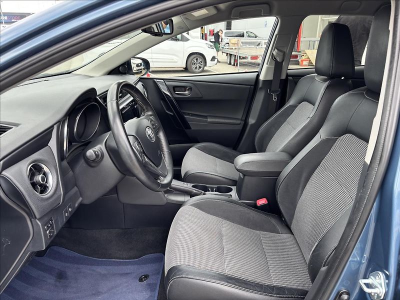 Toyota Auris 1,8 Hybrid e-CVT TS Executive - fotka 22 z 36