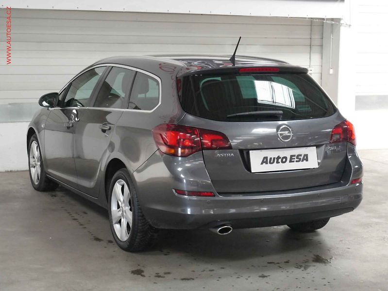 Opel Astra (2011) 2.0TDCi, AC, temp - fotka 4 z 19