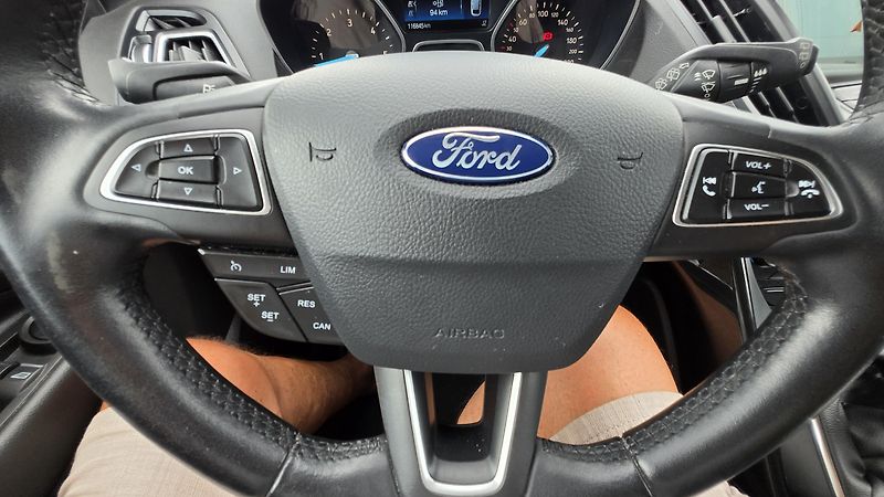 Ford Kuga 2.0TDCIi TITANIUM  110KW 1MAJ. - fotka 38 z 43