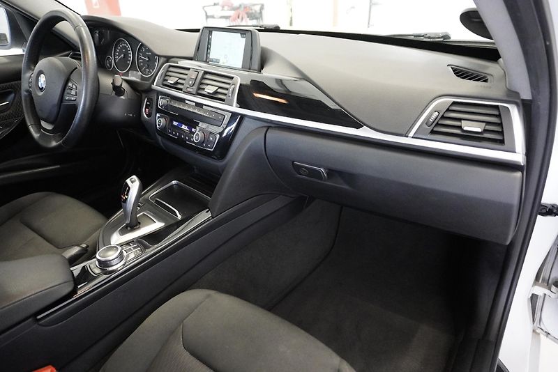 BMW Řada 3 320i 135kW AUTOMAT - fotka 25 z 27