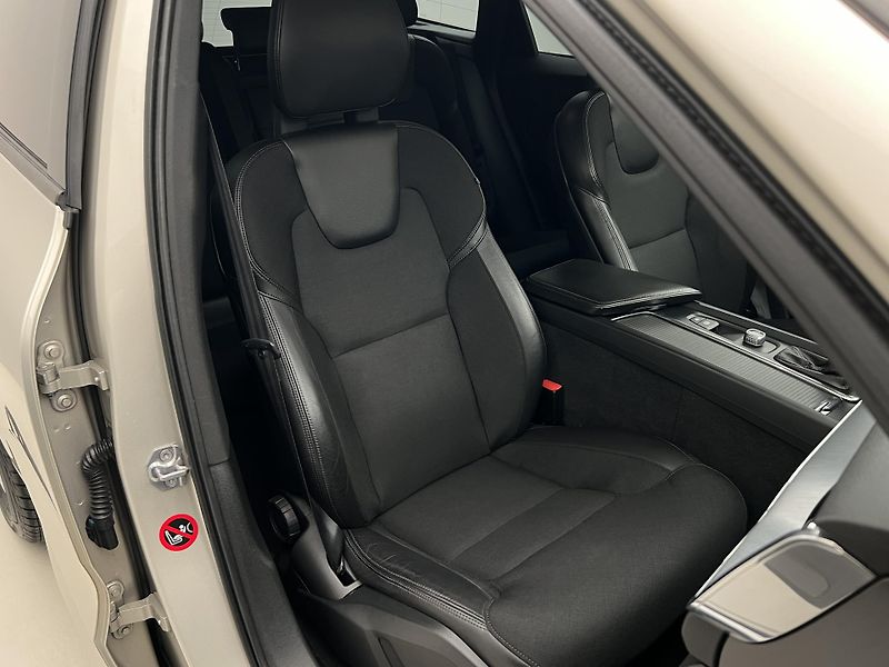 Volvo XC60 D4 AWD MOMENTUM AUT CZ - fotka 17 z 39