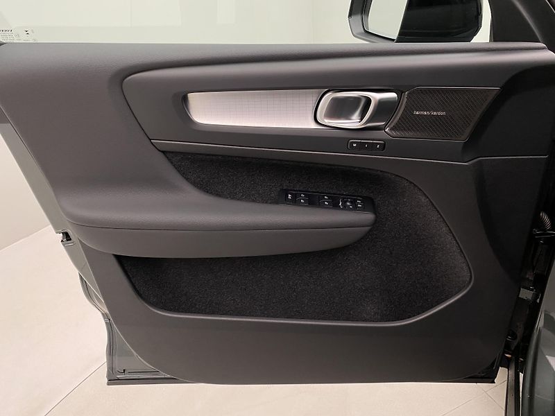 Volvo XC40 (2026) B3 AUT DARK ULTRA  - fotka 7 z 64