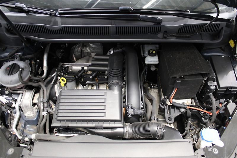 Volkswagen Touran 1,4 TSI DSG Highline blue pear - fotka 7 z 30