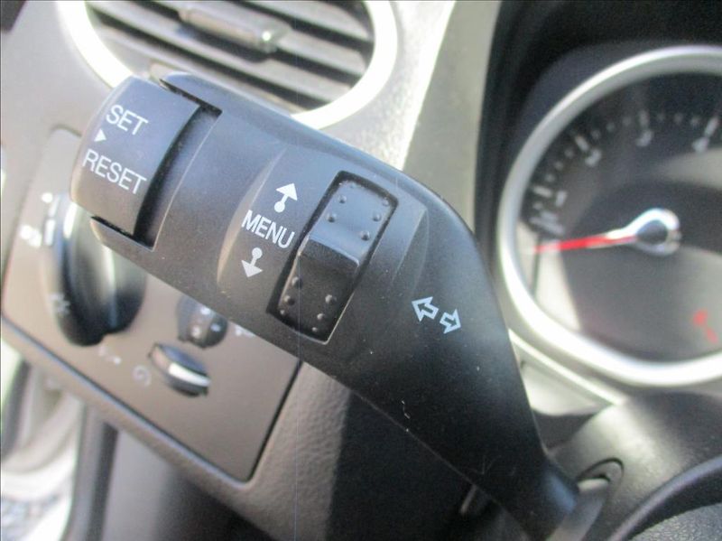 Ford Focus 1,6 i, klima, serv. kniha, - fotka 24 z 33