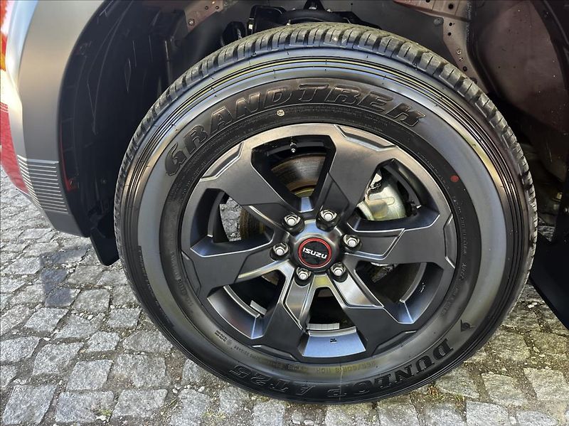 Isuzu D-Max 1,9 Double Cab  6AT V-Cross 4x - fotka 26 z 27