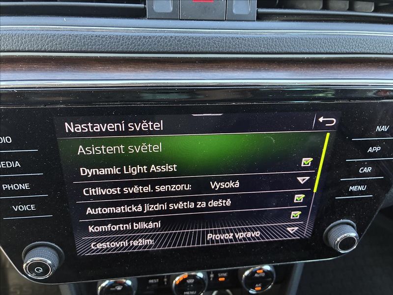 Škoda Superb 2,0 TDI 4X4 SCOUT TAŽNÉ - fotka 25 z 26