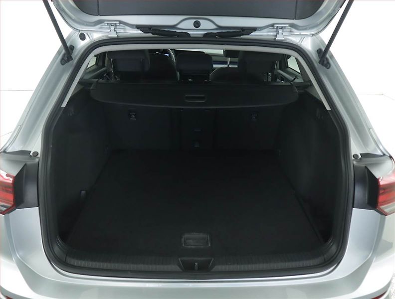 Volkswagen Golf (2023) Life 1.5 TSI, Navi, Tempomat - fotka 14 z 15