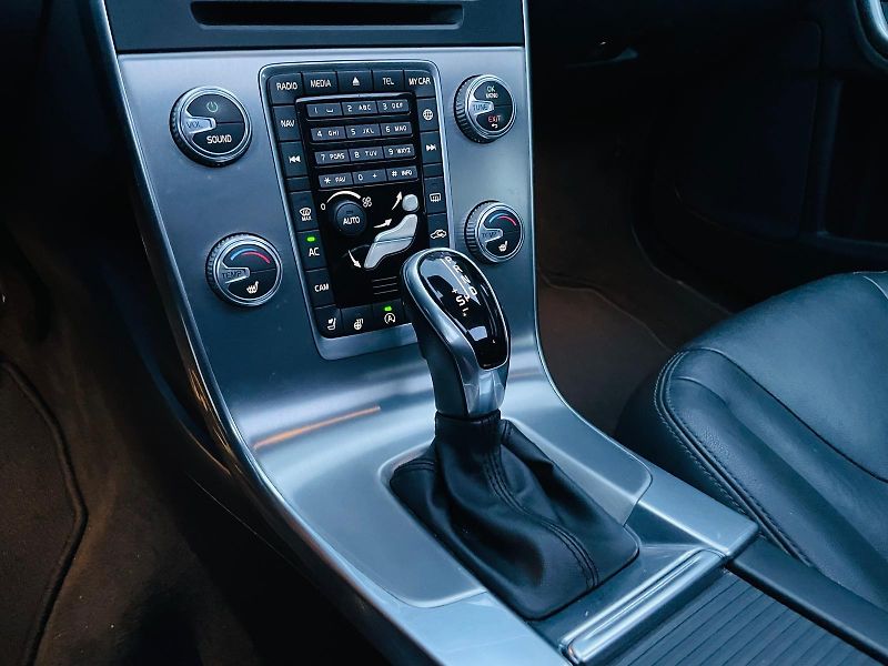 Volvo V60 2.4D4 5V AUTOMAT KAMERA TAŽNÉ - fotka 36 z 50