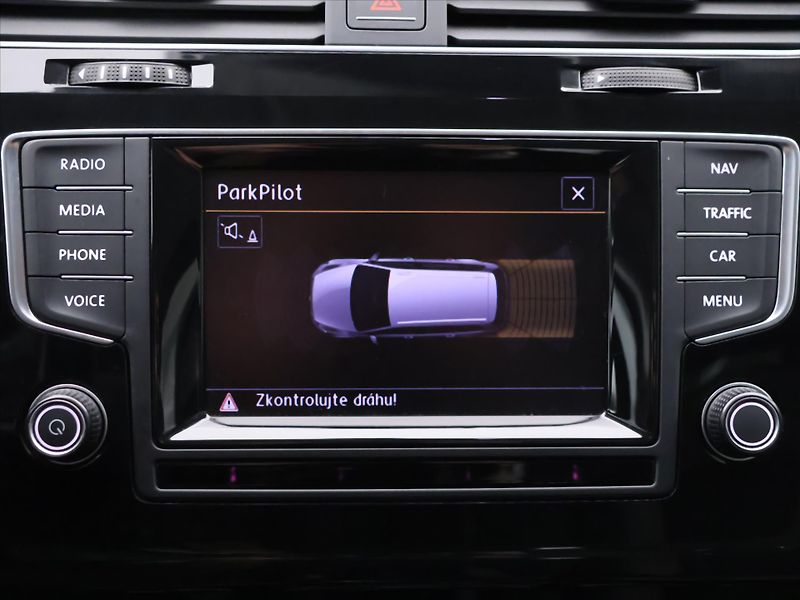 Volkswagen Golf 1,4 TSI Highline Bi-xenon - fotka 19 z 28