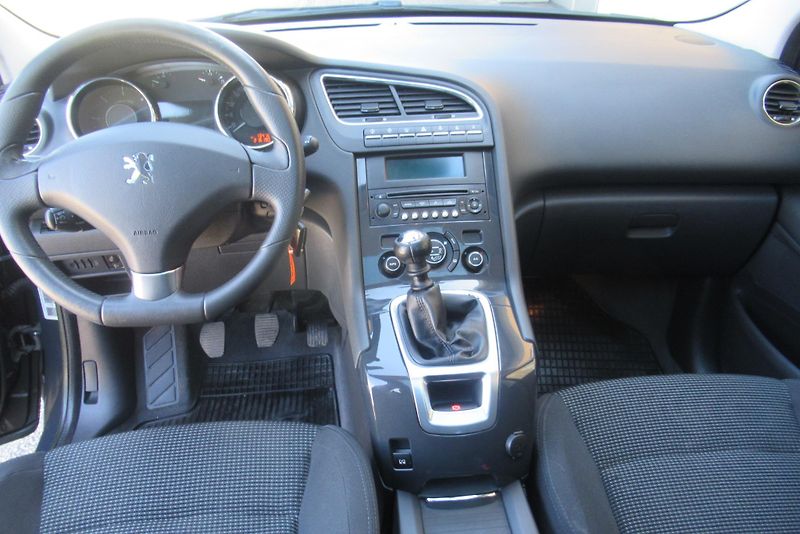 Peugeot 5008 1.6 HDi AUT.KLIMA TAŽNÉ 7 MÍST - fotka 10 z 25