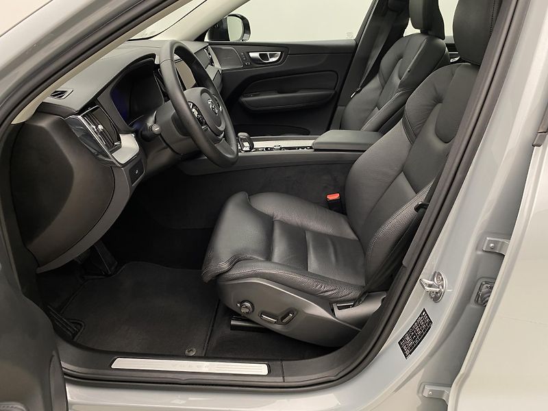 Volvo XC60 B5 AWD DARK ULTIMATE AUT CZ - fotka 3 z 60