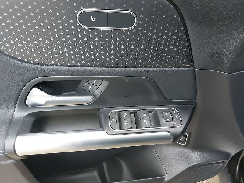 Mercedes-Benz GLA GLA180d - fotka 24 z 26