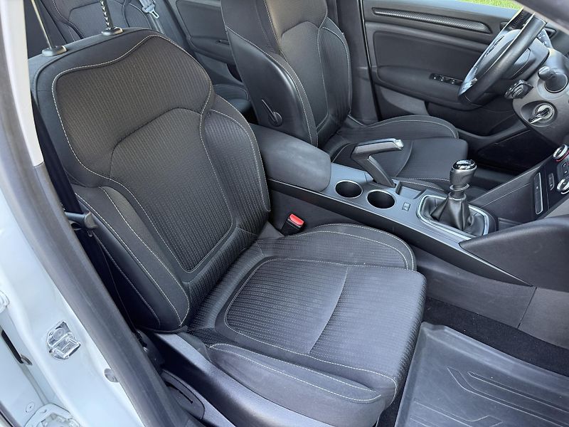 Renault Mégane 1,6i 1.Majite CZ Serviska - fotka 12 z 21