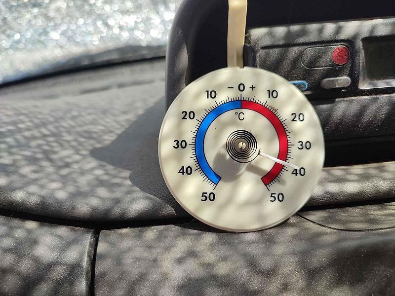 Protisluneční plachta na auto pomáhá výrazně snížit teplotu v interiéru.
