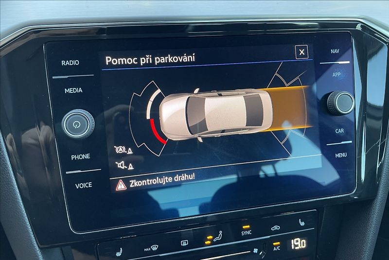 Volkswagen Passat 2,0 TDi,147kW,DSG,STK 6/27 - fotka 17 z 26