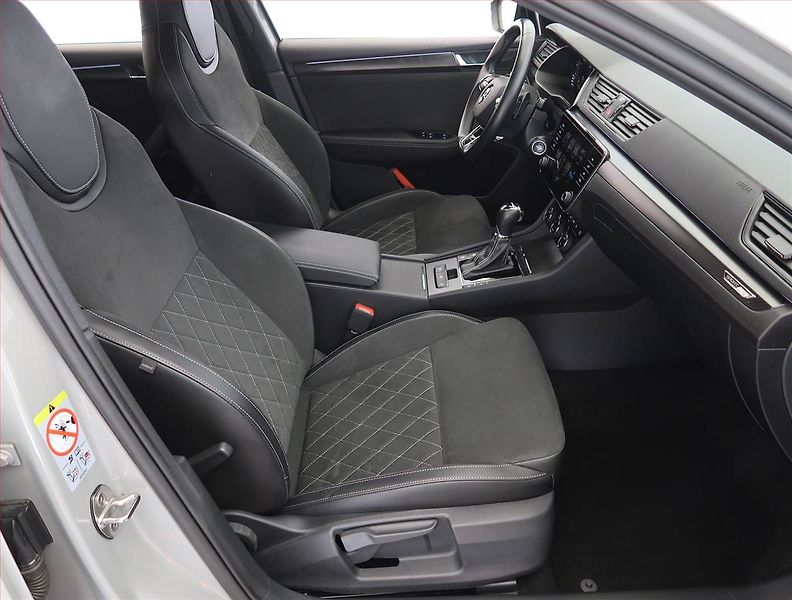 Škoda Superb (2023) Sportline 1.5 TSI, digi klima - fotka 9 z 31