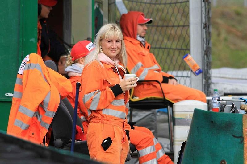 Kristýna Bíla je jednou z traťových komisařek na brněnském okruhu. Na snímku s motocyklovou legendou Valentinem Rossim.