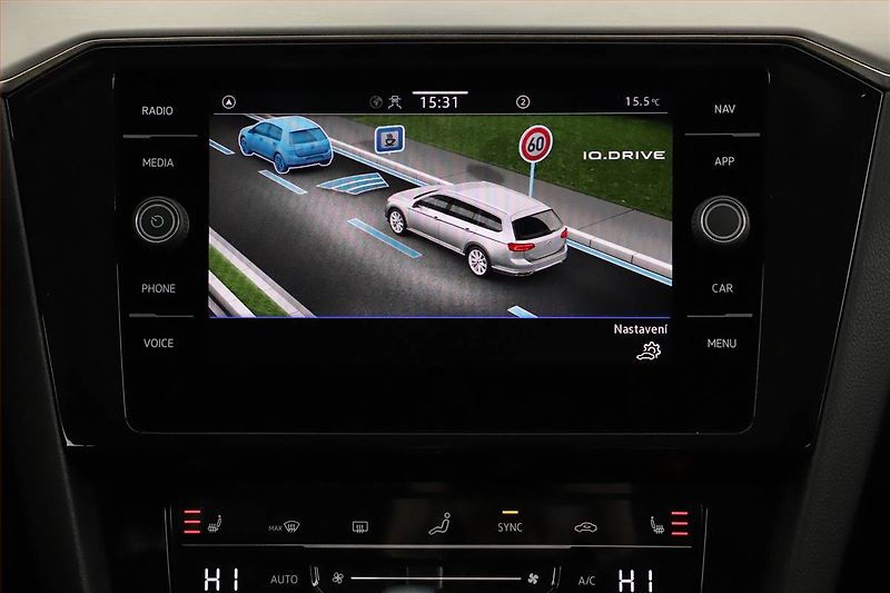 Volkswagen Passat (2023) 2.0 TDI - fotka 16 z 19